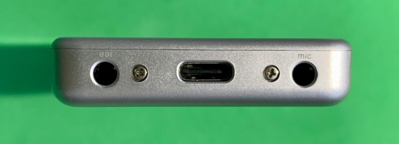 イヤホン端子、充電用USB-C、マイク端子